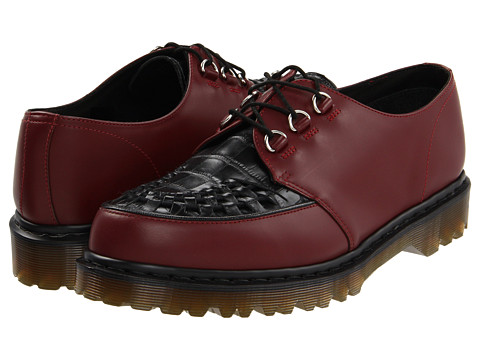 Pantofii Dr. Martens, pantofii rebeli, pantofii smart, pantofii ce reprezinta un mod de autoexprimare prin moda. Nu exista o pereche de pantofi de dama care sa reprezinte mai bine pe iubitoarele genului punk-rock, nu exista un simbol fashion mai puternic printre femeile tinere ce doresc sa isi afirme identitatea decat incaltamintea din piele, cu talpa foarte rezistenta, cu un design retro dar atat de extravagant precum pantofii Dr. Martens.