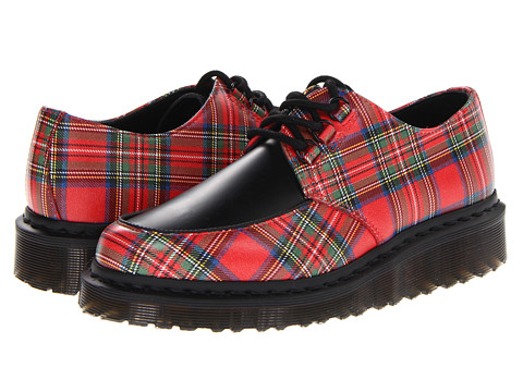 Pantofii Dr. Martens, pantofii rebeli, pantofii smart, pantofii ce reprezinta un mod de autoexprimare prin moda. Nu exista o pereche de pantofi de dama care sa reprezinte mai bine pe iubitoarele genului punk-rock, nu exista un simbol fashion mai puternic printre femeile tinere ce doresc sa isi afirme identitatea decat incaltamintea din piele, cu talpa foarte rezistenta, cu un design retro dar atat de extravagant precum pantofii Dr. Martens.