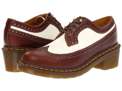 Pantofii Dr. Martens, pantofii rebeli, pantofii smart, pantofii ce reprezinta un mod de autoexprimare prin moda. Nu exista o pereche de pantofi de dama care sa reprezinte mai bine pe iubitoarele genului punk-rock, nu exista un simbol fashion mai puternic printre femeile tinere ce doresc sa isi afirme identitatea decat incaltamintea din piele, cu talpa foarte rezistenta, cu un design retro dar atat de extravagant precum pantofii Dr. Martens.