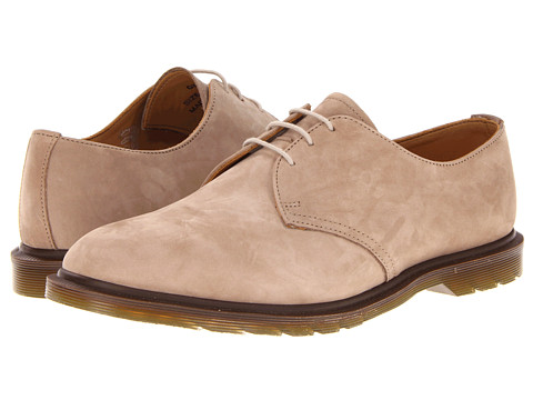 Pantofii Dr. Martens, pantofii rebeli, pantofii smart, pantofii ce reprezinta un mod de autoexprimare prin moda. Nu exista o pereche de pantofi de dama care sa reprezinte mai bine pe iubitoarele genului punk-rock, nu exista un simbol fashion mai puternic printre femeile tinere ce doresc sa isi afirme identitatea decat incaltamintea din piele, cu talpa foarte rezistenta, cu un design retro dar atat de extravagant precum pantofii Dr. Martens.