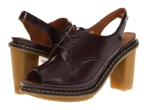 Pantofii Dr. Martens, pantofii rebeli, pantofii smart, pantofii ce reprezinta un mod de autoexprimare prin moda. Nu exista o pereche de pantofi de dama care sa reprezinte mai bine pe iubitoarele genului punk-rock, nu exista un simbol fashion mai puternic printre femeile tinere ce doresc sa isi afirme identitatea decat incaltamintea din piele, cu talpa foarte rezistenta, cu un design retro dar atat de extravagant precum pantofii Dr. Martens.