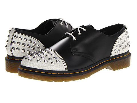 Pantofii Dr. Martens, pantofii rebeli, pantofii smart, pantofii ce reprezinta un mod de autoexprimare prin moda. Nu exista o pereche de pantofi de dama care sa reprezinte mai bine pe iubitoarele genului punk-rock, nu exista un simbol fashion mai puternic printre femeile tinere ce doresc sa isi afirme identitatea decat incaltamintea din piele, cu talpa foarte rezistenta, cu un design retro dar atat de extravagant precum pantofii Dr. Martens.