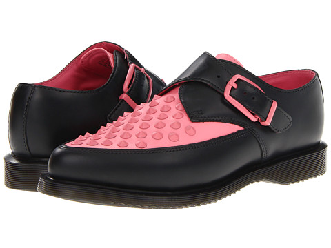 Pantofii Dr. Martens, pantofii rebeli, pantofii smart, pantofii ce reprezinta un mod de autoexprimare prin moda. Nu exista o pereche de pantofi de dama care sa reprezinte mai bine pe iubitoarele genului punk-rock, nu exista un simbol fashion mai puternic printre femeile tinere ce doresc sa isi afirme identitatea decat incaltamintea din piele, cu talpa foarte rezistenta, cu un design retro dar atat de extravagant precum pantofii Dr. Martens.
