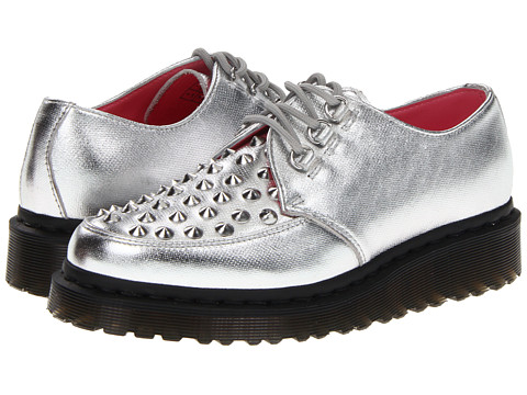 Pantofii Dr. Martens, pantofii rebeli, pantofii smart, pantofii ce reprezinta un mod de autoexprimare prin moda. Nu exista o pereche de pantofi de dama care sa reprezinte mai bine pe iubitoarele genului punk-rock, nu exista un simbol fashion mai puternic printre femeile tinere ce doresc sa isi afirme identitatea decat incaltamintea din piele, cu talpa foarte rezistenta, cu un design retro dar atat de extravagant precum pantofii Dr. Martens.