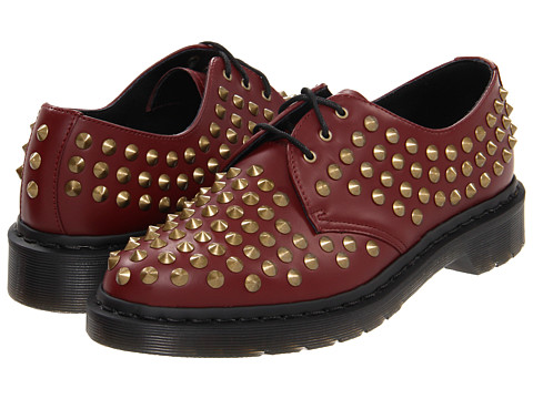 Pantofii Dr. Martens, pantofii rebeli, pantofii smart, pantofii ce reprezinta un mod de autoexprimare prin moda. Nu exista o pereche de pantofi de dama care sa reprezinte mai bine pe iubitoarele genului punk-rock, nu exista un simbol fashion mai puternic printre femeile tinere ce doresc sa isi afirme identitatea decat incaltamintea din piele, cu talpa foarte rezistenta, cu un design retro dar atat de extravagant precum pantofii Dr. Martens.