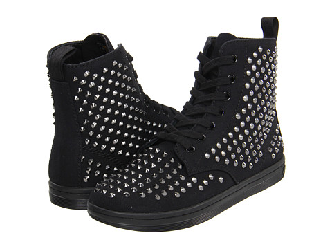 Pantofii Dr. Martens, pantofii rebeli, pantofii smart, pantofii ce reprezinta un mod de autoexprimare prin moda. Nu exista o pereche de pantofi de dama care sa reprezinte mai bine pe iubitoarele genului punk-rock, nu exista un simbol fashion mai puternic printre femeile tinere ce doresc sa isi afirme identitatea decat incaltamintea din piele, cu talpa foarte rezistenta, cu un design retro dar atat de extravagant precum pantofii Dr. Martens.
