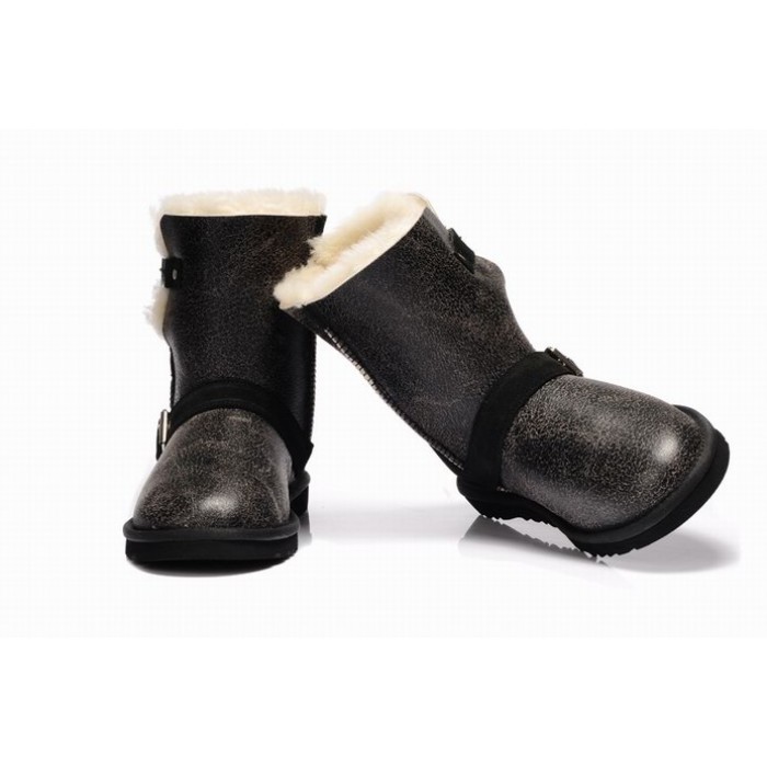 Cizmele UGG Australia sunt un trend al ultimilor ani datorita popularitatii capatate brusc pe intreg continentul european, insa povestea de succes a mult indragitelor cizme UGG se duce mult mai departe in timp si isi are originea la distanta de continentul European sau de America de Nord, locul in care s-au consacrat in ultimii ani drept cele mai cautate, calduroase si confortabile cizme de iarna din garderoba unei fete chic. Originare din Australia, cizmele UGG au devenit populare mai ales dupa ce vedetele au inceput sa le poarte indiferent de sezon. Fie iarna sau vara, am putut vedea celebritati incaltate cu UGGS, atat in combinatii sport, cat si casual.  Cizmele au fost create in Australia, in anii '60 fiind folosite in special de surferi datorita carateristicii de impermeabilitate ale pielii de oaie. Aparitia colectiei de iarna prezentata in emisiunea celebrei Oprah a marcat un nou capitol in istoria UGG, fiind cerute imediat de new yorkez-ele ce cautau o adevarata incaltaminte de iarna urbana, si imediat au capatat un succes neasteptat, ajungand rapid in revistele de moda precum Vogue. Captusite cu blana de oaie si, cel mai important, fiind termoizolatoare, le vei putea purta cu incredere fara sa iti faci grija ca piciorul ar putea transpira. Confectionate in interior din blana naturala de oaie iar la exterior din piele naturala de oaie, modelele Ugg reprezinta echilibrul perfect dintre calitate si stil.