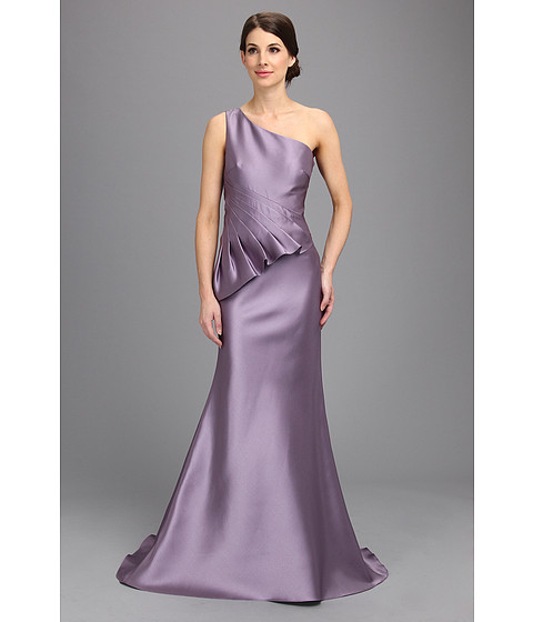 Rochie Badgley Mischka de nunta Badgley Mischka Twill. Marca exclusivista de lux pentru femei Badgley Mischka poarta numele a doi designeri new york-ezi, Mark Badgley si James Mischka. Acestia s-au cunoscut in cadrul Scolii de Design Parsons din New York si au realizat imediat ca impartasesc o viziune creativa comuna - astfel ca, in anul 1988, Mark si James au lansat prima colectie in colaborare: Badgley Mischka. Aceasta a fost primita cu entuziasm de lumea modei, criticii apreciind designul unic al confectiilor si perechilor de incaltaminte proiectate de cei doi.