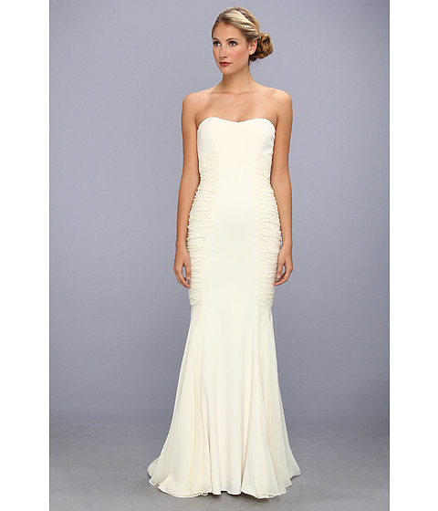 Rochie alba de designer Badgley Mischka. Stilul colectiilor Badgley Mischka aminteste de Hollywood-ul plin de farmec al anilor patruzeci, stilul creatiilor Badgley Mischka fiind simplificat dar extraordinar de elegant. Rochile de seara si ocazie Badgley Mischka sunt lucrate din cele mai fine tesaturi de catre adevarati artisti, maestrii ai tesaturilor ce reusesc prin fiecare noua colectie, sezon de sezon, sa defineasca exclusivismul fie prin croiala rochiei fie prin detaliile si accesoriile de lux.
