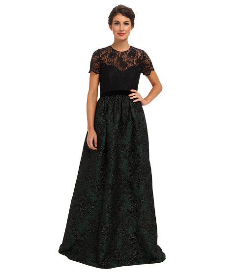 Rochie eleganta infoiata Badgley Mischka. Mark Badgley si James Mischka au creat un adevarat imperiu datorita creatiilor de rochii de lux pline de feminitate si eleganta Badgley Mischka. Croielile extraordinar de fine dar luxuriante, accesoriile, voalurile ce unduiesc rochiile de seara Badgley Mischka impresioneaza nu doar pe covoarele rosii de la Hollywood sau la New York, Paris, Londra, Tokio sau Milano Fashion Weeks ce la fiecare eveniment special la care o femeie eleganta ia parte purtand eticheta acestor designeri exclusivisti, pentru care luxurianta lume a modei poate fi abordata de catre consumatorul mediu.