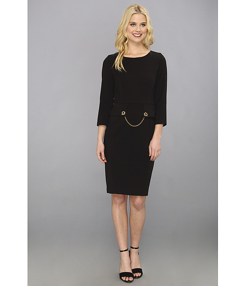 Rochie office designer Badgley Mischka. Marca exclusivista de lux pentru femei Badgley Mischka poarta numele a doi designeri new york-ezi, Mark Badgley si James Mischka. Acestia s-au cunoscut in cadrul Scolii de Design Parsons din New York si au realizat imediat ca impartasesc o viziune creativa comuna - astfel ca, in anul 1988, Mark si James au lansat prima colectie in colaborare: Badgley Mischka. Aceasta a fost primita cu entuziasm de lumea modei, criticii apreciind designul unic al confectiilor si perechilor de incaltaminte proiectate de cei doi.