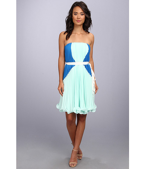 Rochita casual Badgley Mischka Tonal Pleated Party Dress. Cei doi designeri de lux newyorkezi ce formeaza cuplul Badgley Mischka iti pot fi alaturi complimentandu-ti rochia de seara, de domnisoara de onoare, de o iesire cocktail sau de nunta.