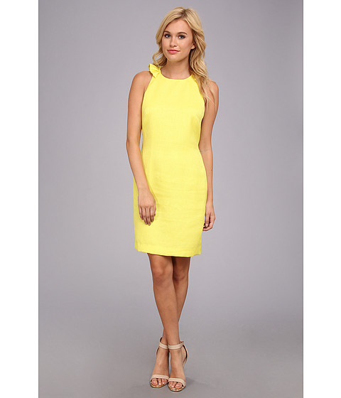Rochita cocktail Badgley Mischka galbena. Mark Badgley si James Mischka au creat un adevarat imperiu datorita creatiilor de rochii de lux pline de feminitate si eleganta Badgley Mischka. Croielile extraordinar de fine dar luxuriante, accesoriile, voalurile ce unduiesc rochiile de seara Badgley Mischka impresioneaza nu doar pe covoarele rosii de la Hollywood sau la New York, Paris, Londra, Tokio sau Milano Fashion Weeks ce la fiecare eveniment special la care o femeie eleganta ia parte purtand eticheta acestor designeri exclusivisti, pentru care luxurianta lume a modei poate fi abordata de catre consumatorul mediu.