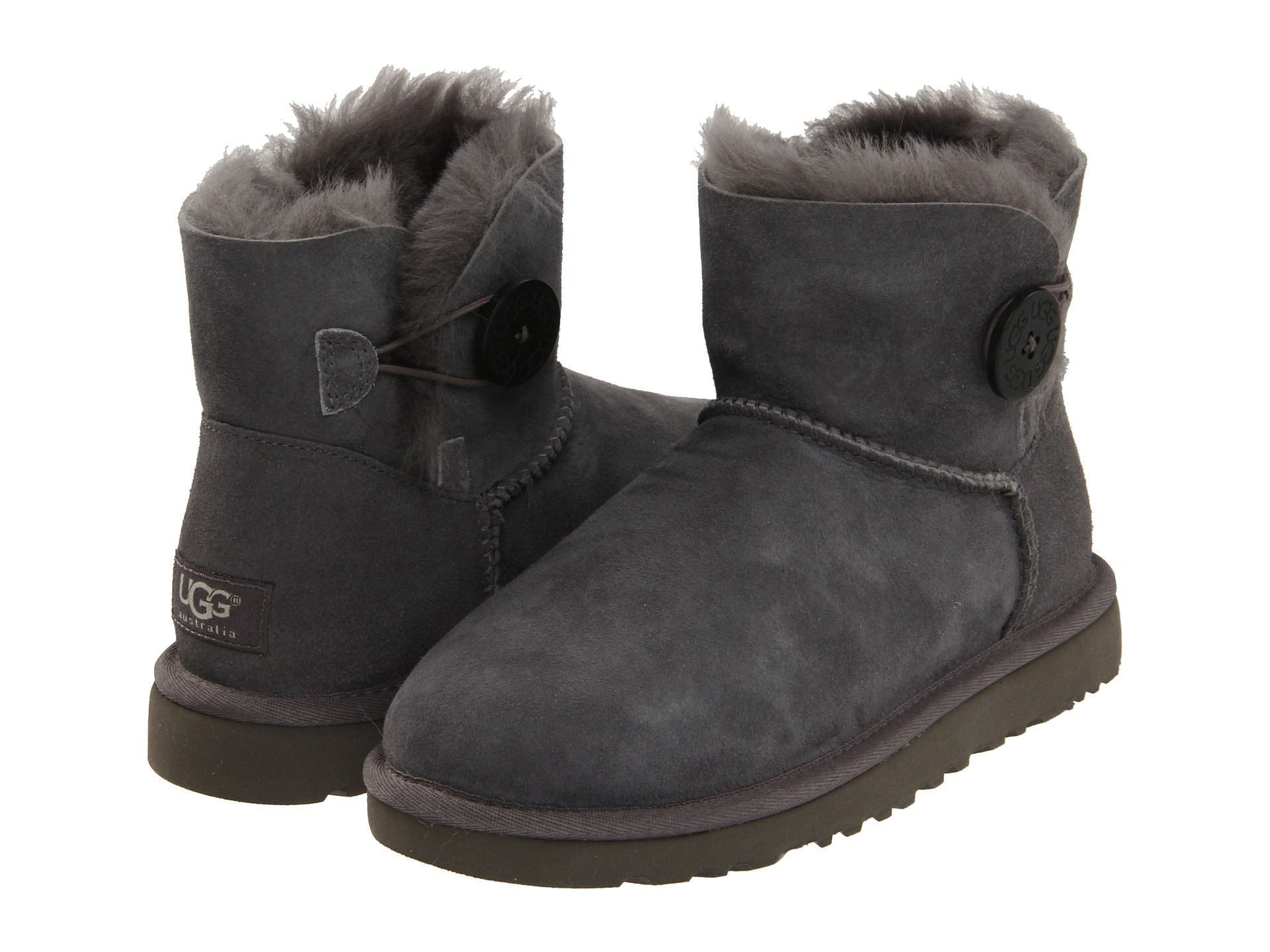 Cizmele si ghetele UGG clasice sunt cele mai confortabile incaltari posibile pe timp de iarna, mai ales atunci cand alergi toata ziua, iar daca ai un simt dezvoltat al modei, le vei putea potrivi chiar si cu anumite modele rochite sau jeansi (cu aspect casual). Asta nu inseamna ca se potrivesc la orice, UGG-urile sunt incaltari pretentioase, nu toate modelele pot fi asortate de exemplu la colanti sau la modelele skinny de jeans, fiind recomandate tinutelor sport sau sport casual, pentru fete, adolescente sau femei tinere ce nu sunt obligate la tinute formale. Si nu in ultimul rand sunt recomandate pentru outfiturile adecvate vremii potrivnice, precum nameti, viscol, polei, ger... ! Pe scurt, UGG-urile clasice, modelele practice, lasand la o parte cizmele si ghetele UGG create tocmai pentru a fi incaltate la tinute elegante sau tematice rock (cu tinte si strasuri de exemplu) au intrat in atentia fashionului, nu sunt asortabile la orice, dar daca stii sa le asortezi si ai simt de fashionista SUNT PERFECTE! Iar daca iti pui intrebarea daca se mai poarta si anul acesta UGG-uri, este bine de stiut ca UGG-urile originale, modelele clasice de iarna, sunt produse intr-o varietate de culori naturale si distractive, de la maro, negru si gri pana la culori ce va face ca garderoba ta sa straluceasca sezon de sezon, caz in care vei fi an de an in pas cu moda. Mai mult decat atat, au fost lansate o varietate de modele accesorizate cu blana, paiete, nasturi si catarame, dantela si broderii. Iar cum succesul modelelor clasice a creat o efervescenta in intreaga lume, producatorii au lansat serii noi de UGG-uri dedicate outfiturilor super elegante, sportive sau chiar office.