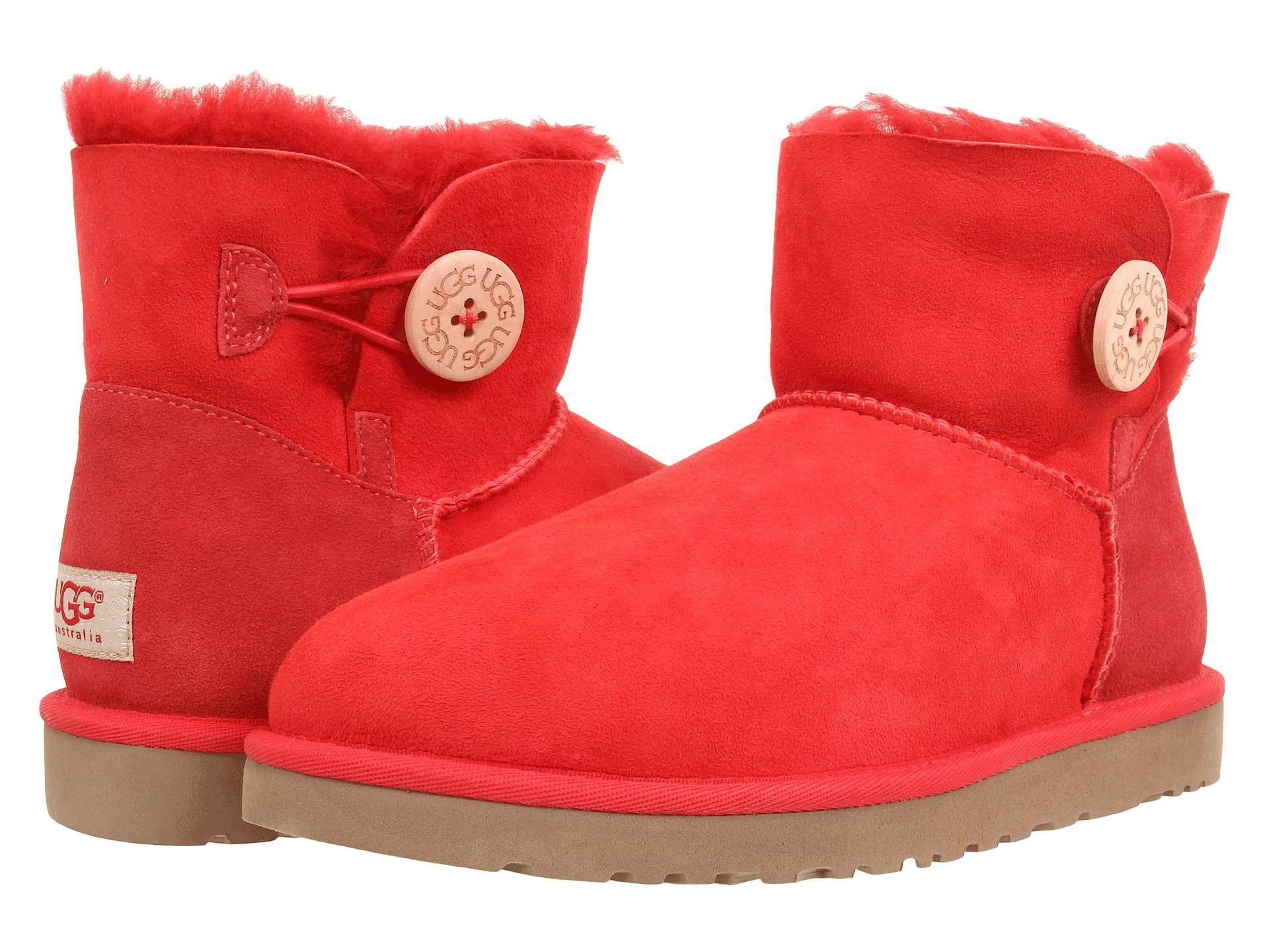 Cizmele si ghetele UGG clasice sunt cele mai confortabile incaltari posibile pe timp de iarna, mai ales atunci cand alergi toata ziua, iar daca ai un simt dezvoltat al modei, le vei putea potrivi chiar si cu anumite modele rochite sau jeansi (cu aspect casual). Asta nu inseamna ca se potrivesc la orice, UGG-urile sunt incaltari pretentioase, nu toate modelele pot fi asortate de exemplu la colanti sau la modelele skinny de jeans, fiind recomandate tinutelor sport sau sport casual, pentru fete, adolescente sau femei tinere ce nu sunt obligate la tinute formale. Si nu in ultimul rand sunt recomandate pentru outfiturile adecvate vremii potrivnice, precum nameti, viscol, polei, ger... ! Pe scurt, UGG-urile clasice, modelele practice, lasand la o parte cizmele si ghetele UGG create tocmai pentru a fi incaltate la tinute elegante sau tematice rock (cu tinte si strasuri de exemplu) au intrat in atentia fashionului, nu sunt asortabile la orice, dar daca stii sa le asortezi si ai simt de fashionista SUNT PERFECTE! Iar daca iti pui intrebarea daca se mai poarta si anul acesta UGG-uri, este bine de stiut ca UGG-urile originale, modelele clasice de iarna, sunt produse intr-o varietate de culori naturale si distractive, de la maro, negru si gri pana la culori ce va face ca garderoba ta sa straluceasca sezon de sezon, caz in care vei fi an de an in pas cu moda. Mai mult decat atat, au fost lansate o varietate de modele accesorizate cu blana, paiete, nasturi si catarame, dantela si broderii. Iar cum succesul modelelor clasice a creat o efervescenta in intreaga lume, producatorii au lansat serii noi de UGG-uri dedicate outfiturilor super elegante, sportive sau chiar office.