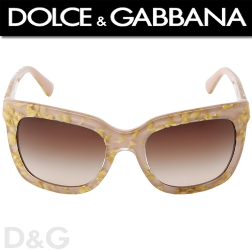 Ochelari dama Dolce & Gabbana DG4197 Gold/Brown Gradient D&G au contribuit intotdeauna la lumea modei prin modele de culori remarcabile dar si prin stilul impus de acestea. Cei doi designeri italieni au muncit din greu sa isi ridice numele pe cele mai inalte culmi, devenind astazi unul dintre cele mai apreciate branduri din lumea modei. Iubit de nume mari din intreaga lume precum Madonna, Sophia Loren sau familia Beckham, Madonna are chiar propria colectie de soare creata de celebra casa de moda.  Design-ul lor avansat cu un maxim de confort fac ca ochelarii de soare sa fie usor de asortat si in acelasi timp cu un look incredibil! Fii fermecatoare, plina de culoare si eleganta! Devenind un o eticheta a brandului, animal printul a dat tonul pentru colectia primavara-vara de ochelari de soare Dolce e Gabbana.