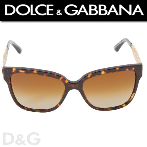 Dolce & Gabbana DG4212 Havana/Polarized Brown Gradient D&G au contribuit intotdeauna la lumea modei prin modele de culori remarcabile dar si prin stilul impus de acestea. Cei doi designeri italieni au muncit din greu sa isi ridice numele pe cele mai inalte culmi, devenind astazi unul dintre cele mai apreciate branduri din lumea modei. Iubit de nume mari din intreaga lume precum Madonna, Sophia Loren sau familia Beckham, Madonna are chiar propria colectie de soare creata de celebra casa de moda.  Design-ul lor avansat cu un maxim de confort fac ca ochelarii de soare sa fie usor de asortat si in acelasi timp cu un look incredibil! Fii fermecatoare, plina de culoare si eleganta! Devenind un o eticheta a brandului, animal printul a dat tonul pentru colectia primavara-vara de ochelari de soare Dolce e Gabbana.